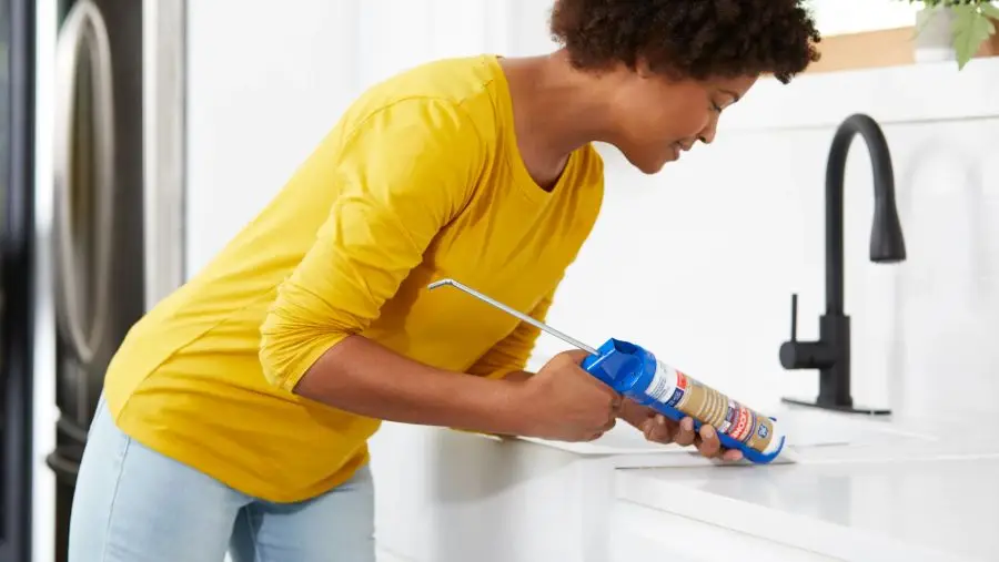 Cách bịt khe hở giữa chậu rửa bát và bàn đá chuẩn