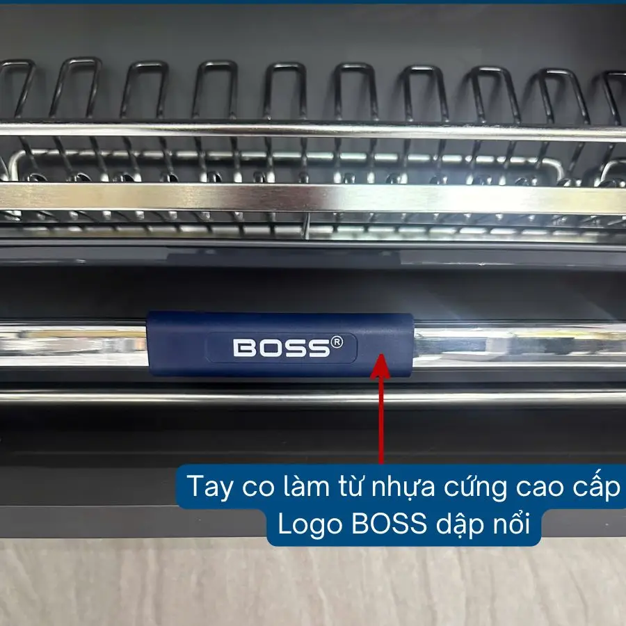 Tay co được làm bằng nhựa cứng với logo BOSS dập nổi