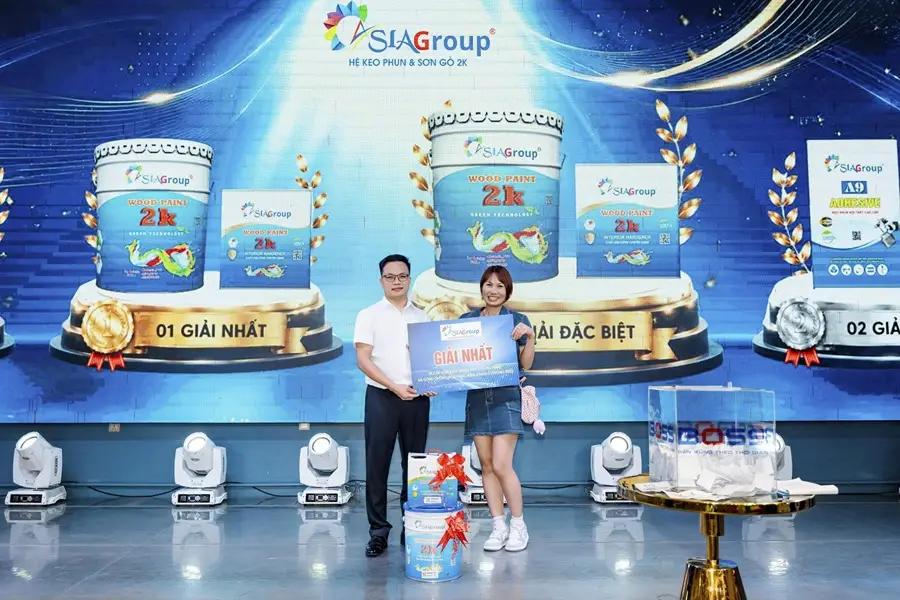 đại diện Asia trao thưởng