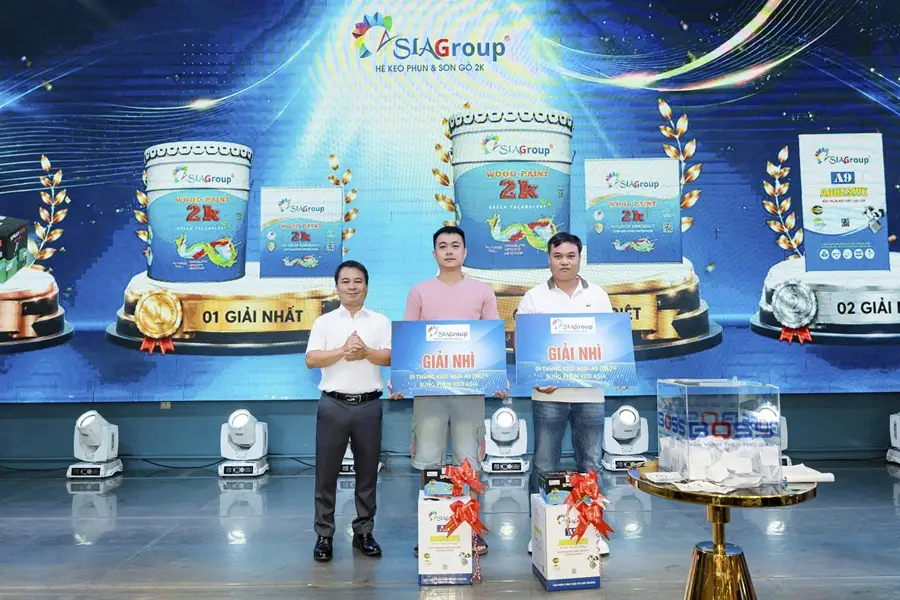 đại diện Asia trao thưởng