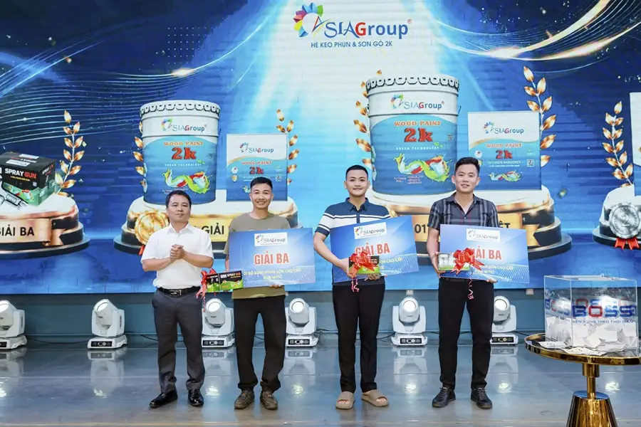 đại diện Asia trao thưởng