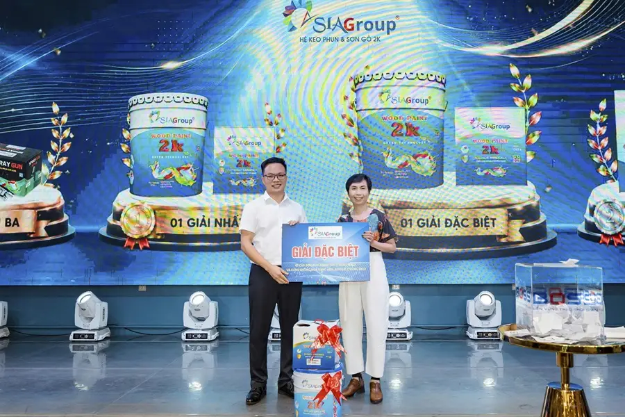 đại diện Asia trao thưởng