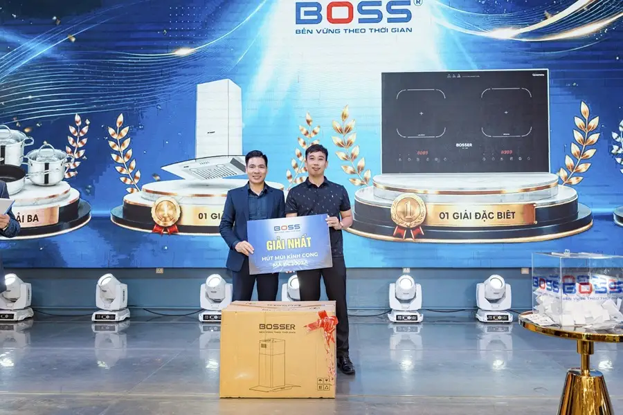 đại diện BOSS trao thưởng