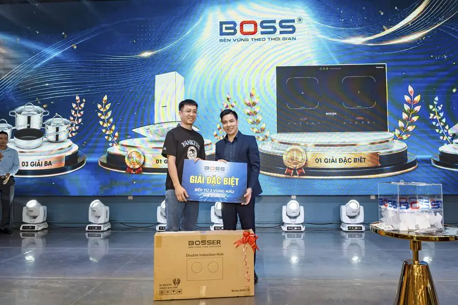 đại diện BOSS trao thưởng