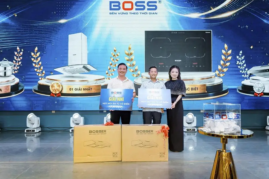 đại diện BOSS trao thưởng