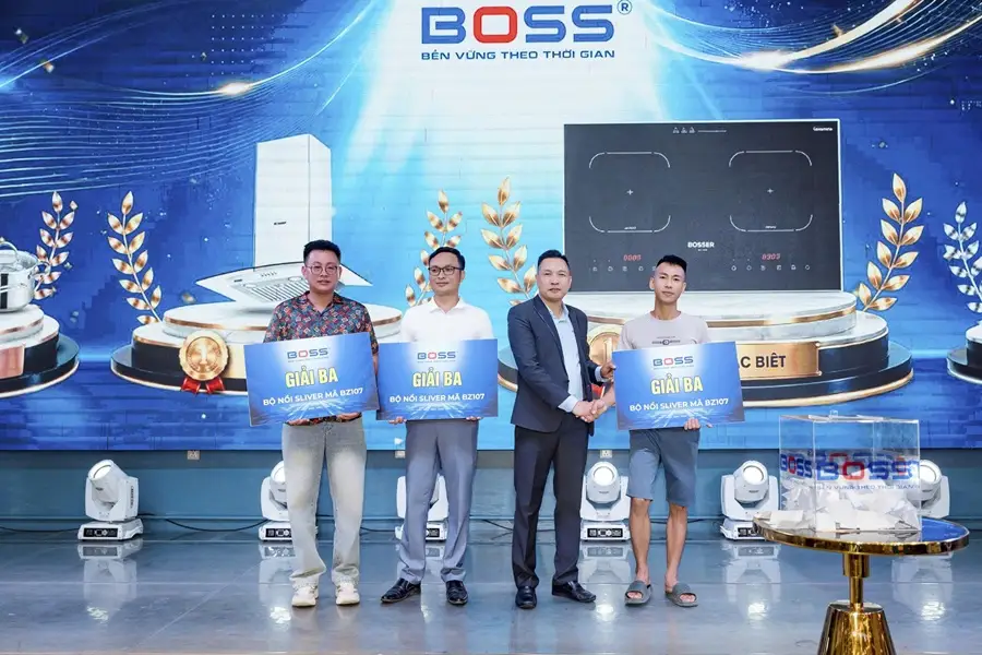 đại diện BOSS trao thưởng