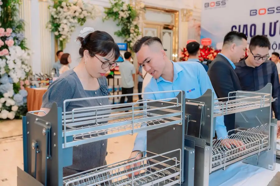 Khách tham quan trải nghiệm thiết bị nhà bếp BOSS