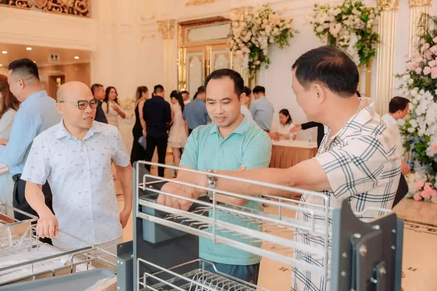 Khách tham quan trải nghiệm thiết bị nhà bếp BOSS