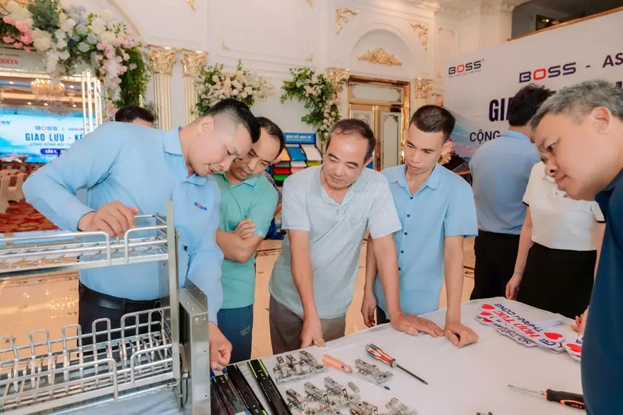Khách tham quan trải nghiệm thiết bị nhà bếp BOSS