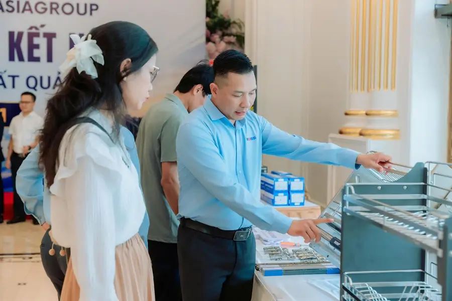 Khách tham quan trải nghiệm thiết bị nhà bếp BOSS
