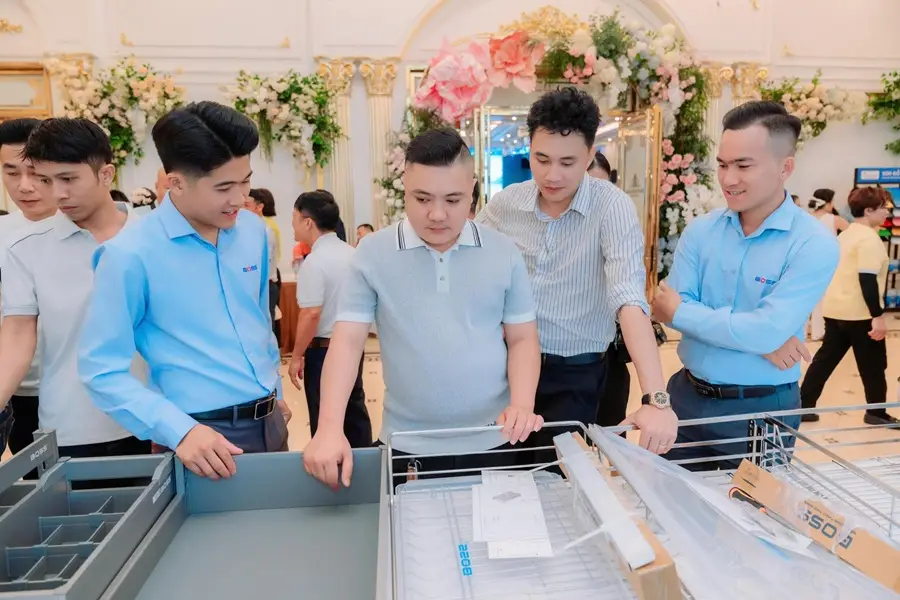 Khách tham quan trải nghiệm thiết bị nhà bếp BOSS
